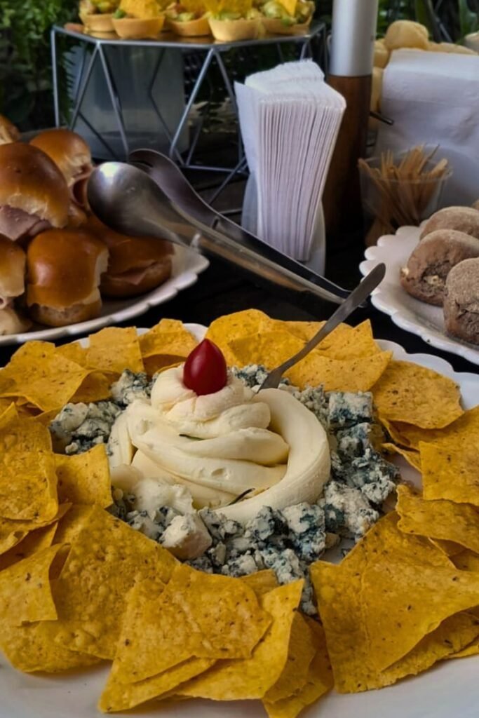 Mesa de buffet preparada pela Aipim na Manteiga para uma celebração